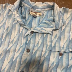 Tommy Bahama Men's Silk Short Sleeve Button Down Shirt Size Medium Blue pattern